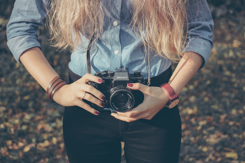 photographe-CHATEAUNEUF VILLEVIEILLE-min_hand-person-girl-woman-camera-photography-614-pxhere.com