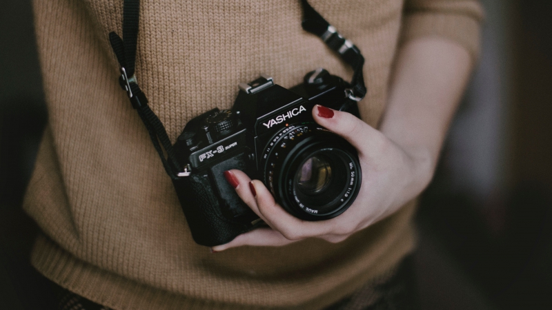 photographe-CHATEAUNEUF VILLEVIEILLE-min_woman-camera-photography-photographer-slr-dslr-319-pxhere.com